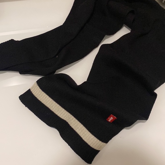 Levi’s Scarf - Picture 2 of 3